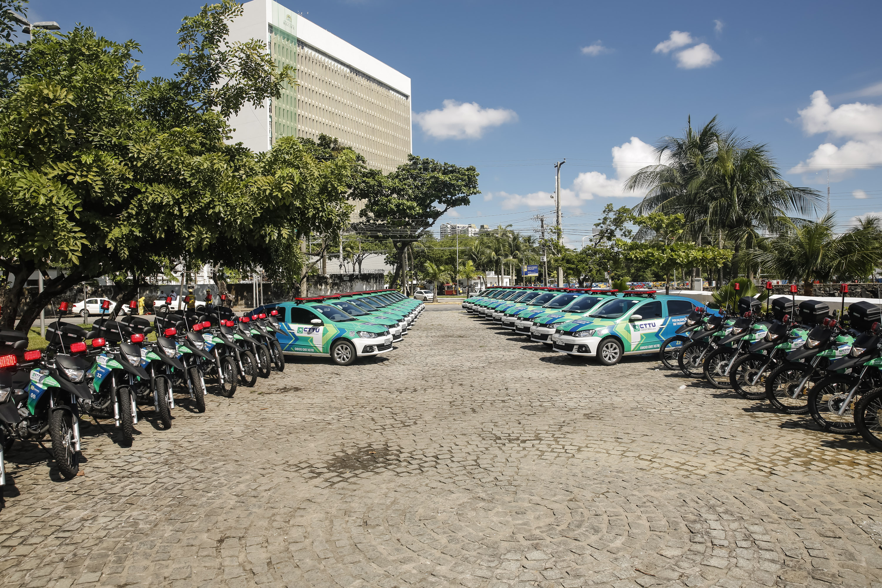 34 novas motocicletas e 32 viaturas forem entregues em cerimônia no Forte do Brum. Foto: Andréa Rêgo Barros/PCR