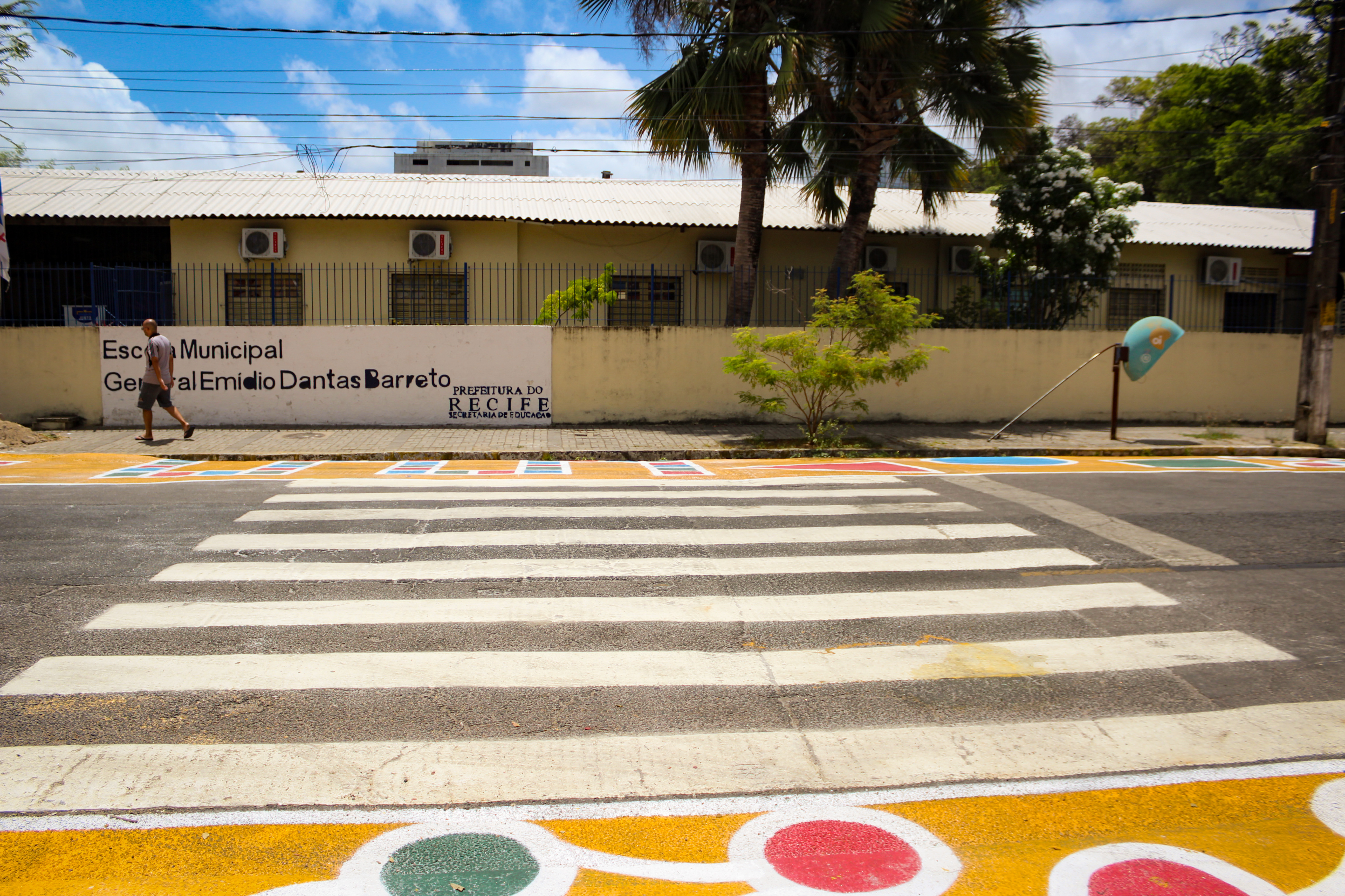 CTTU implanta novas faixas de pedestre em frente a escolas municipais