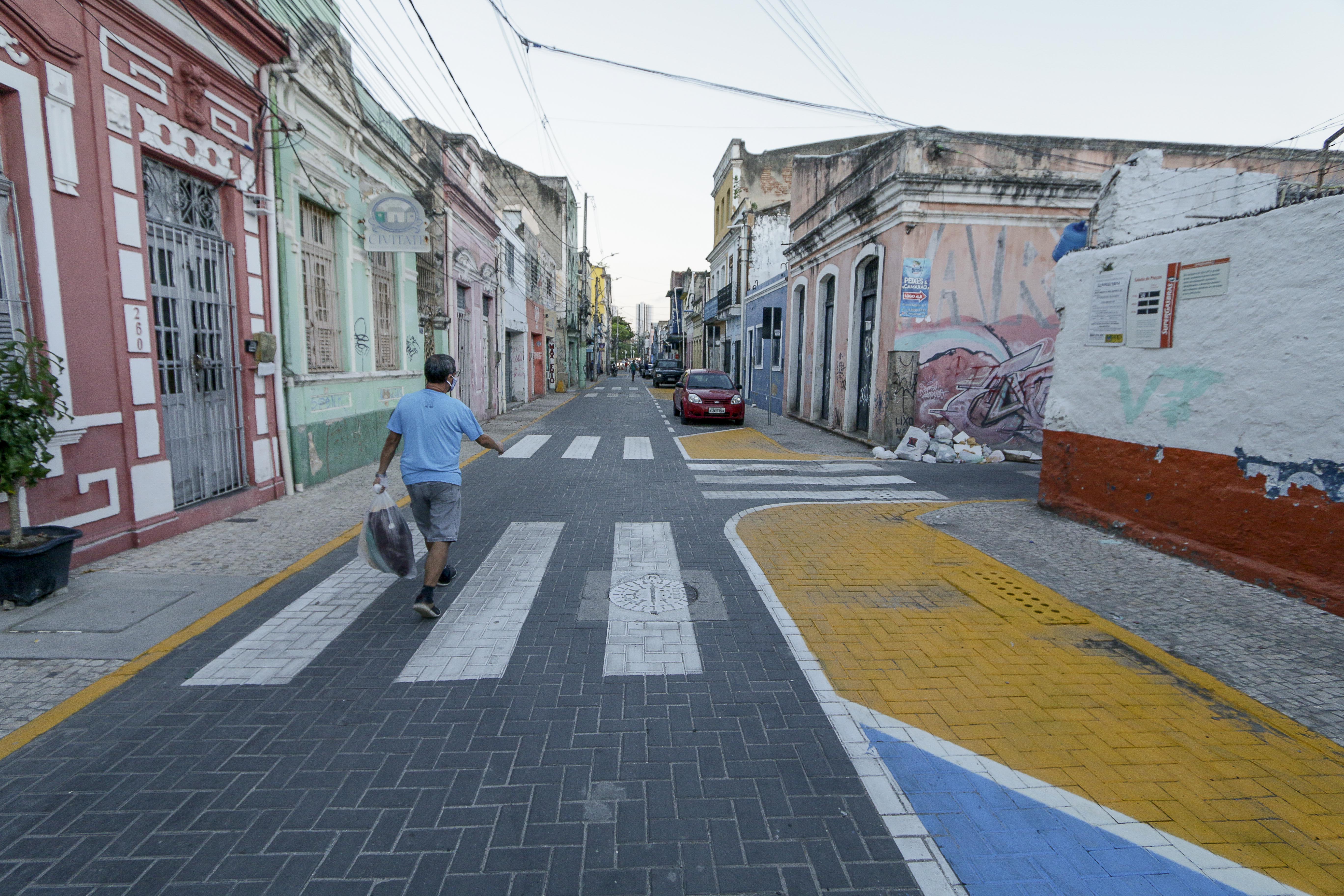 Rua Velha recebe urbanismo tático para adequar a velocidade e dar mais segurança aos pedestres