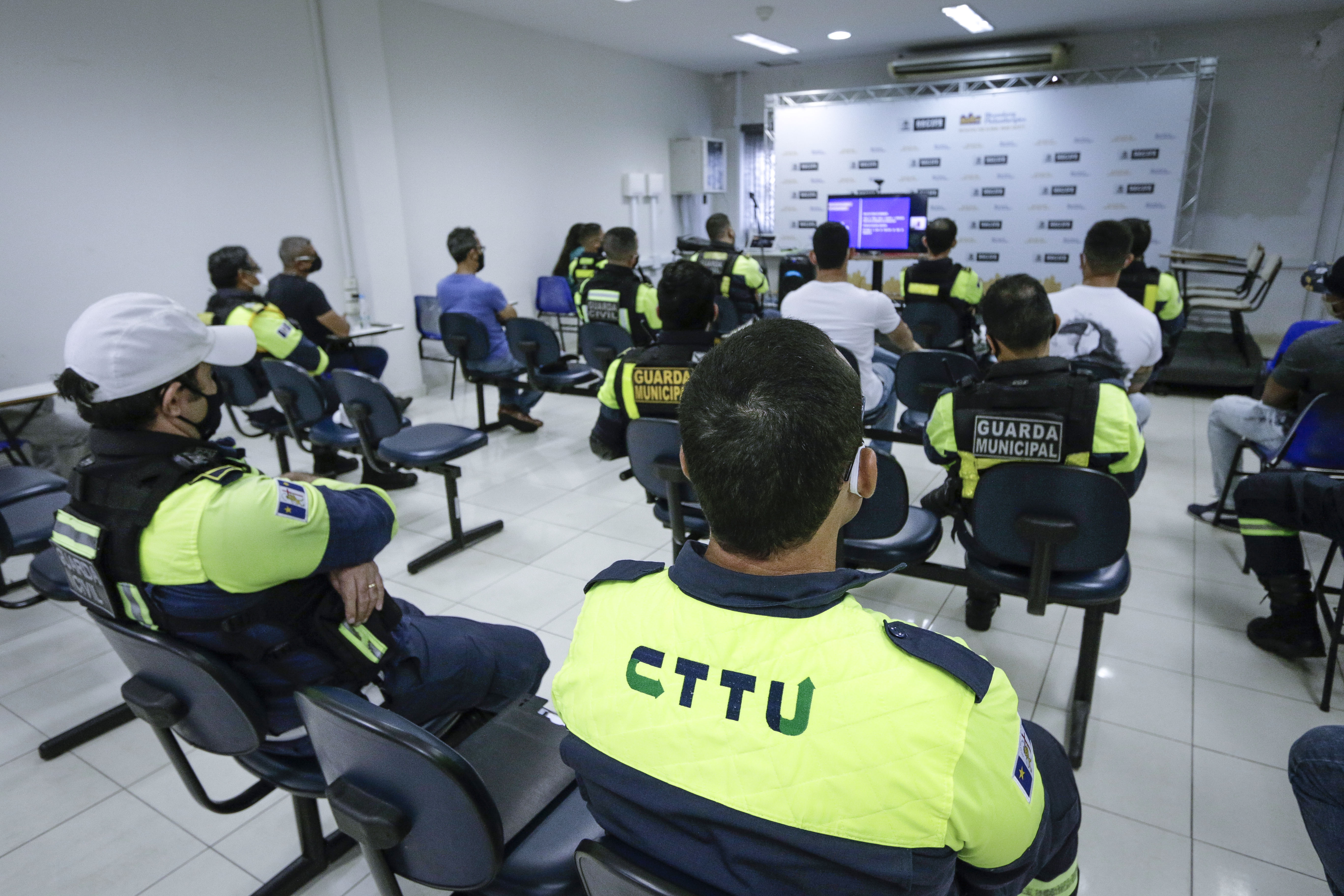 Agentes de trânsito do Recife fazem treinamento para aperfeiçoar práticas em prol da segurança viária