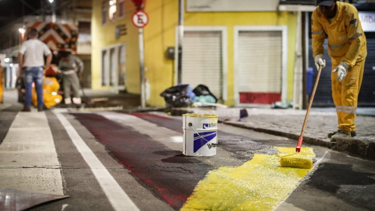 Prefeitura realiza intervenção para travessia mais segura de pedestres no centro do Recife