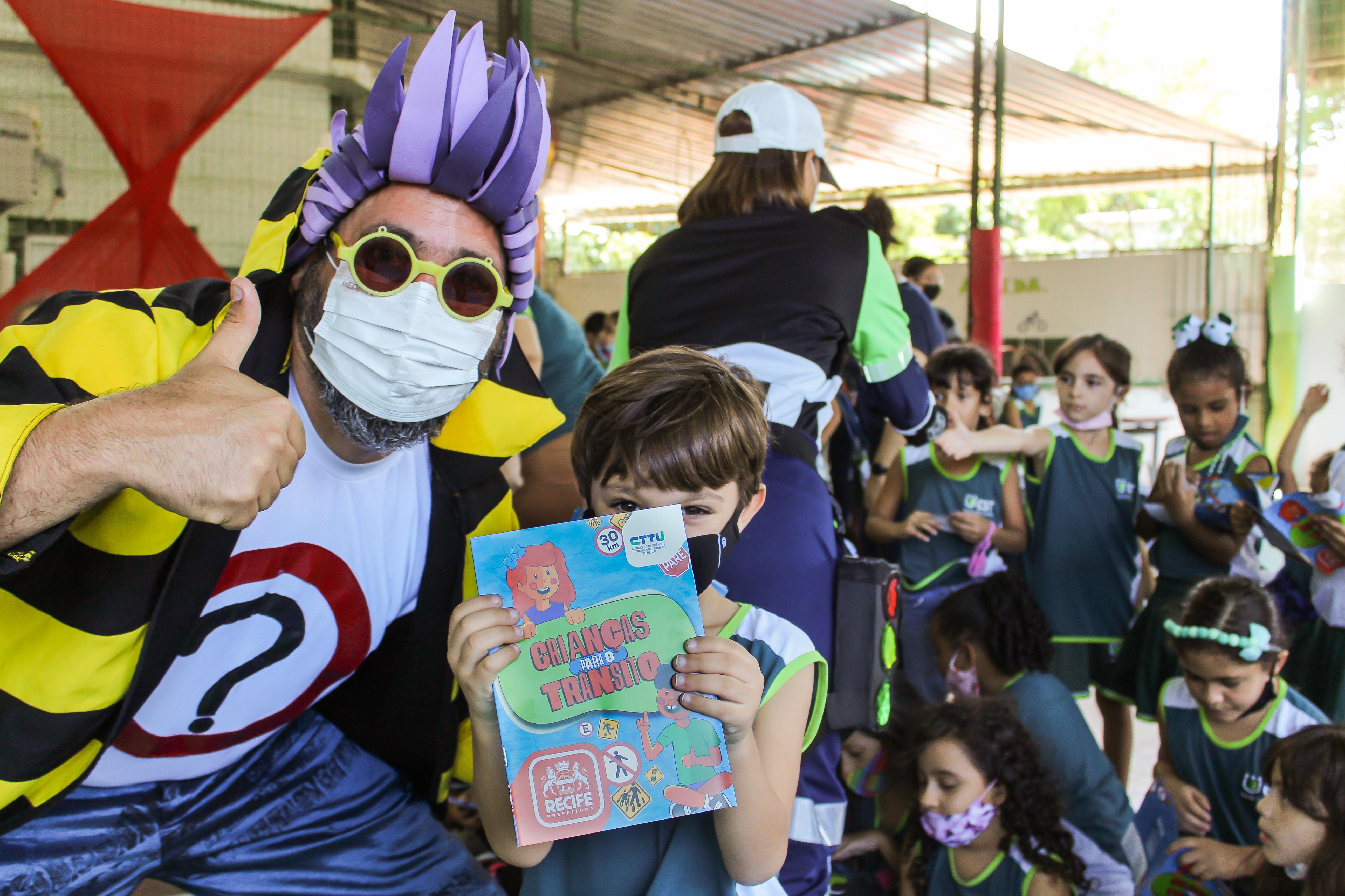 Cartilha educativa "Crianças para o Trânsito" começa a ser distribuída no Recife