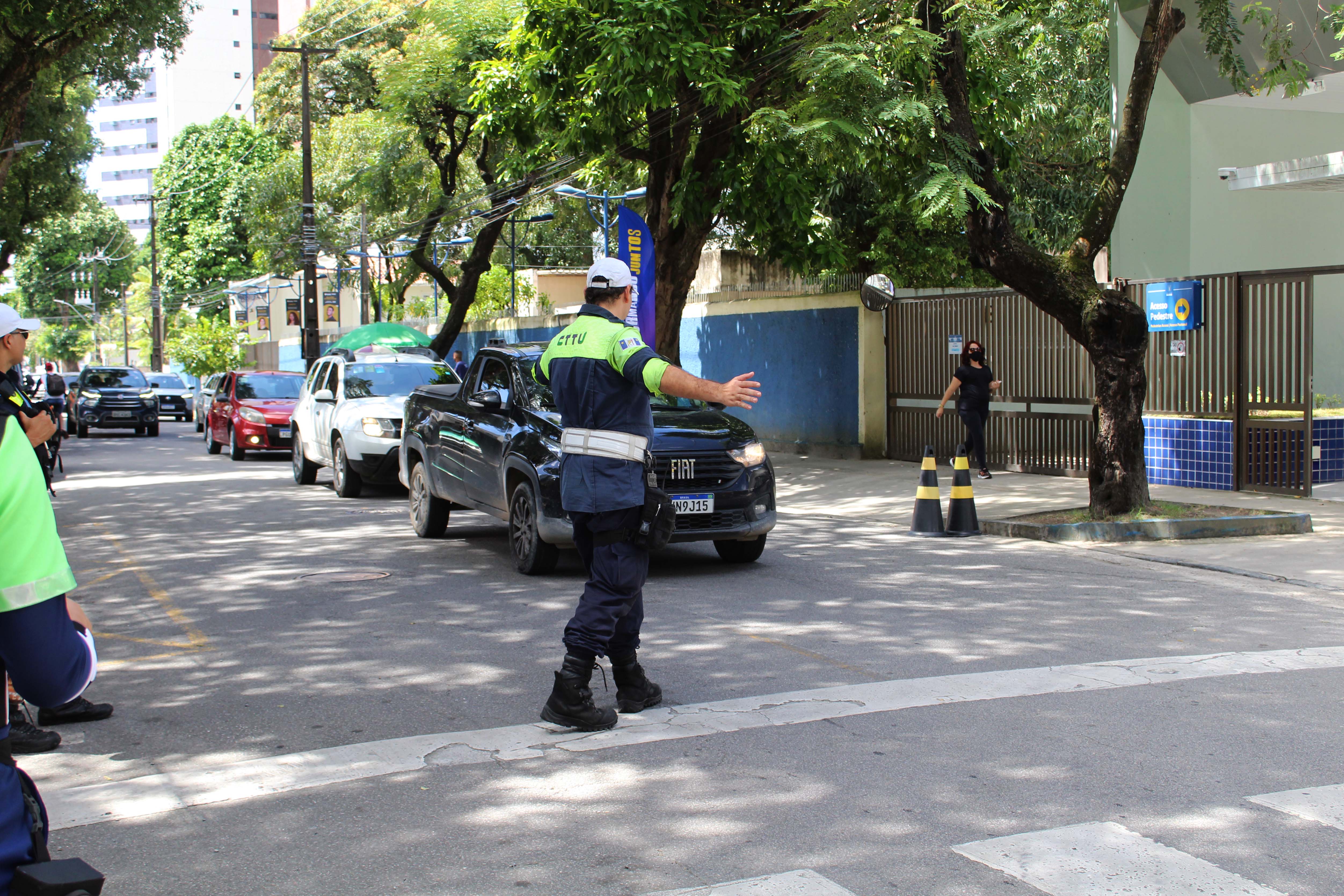 No Recife, a volta às aulas contará com educação no trânsito, reforço na fiscalização e mais estruturas de pedestres