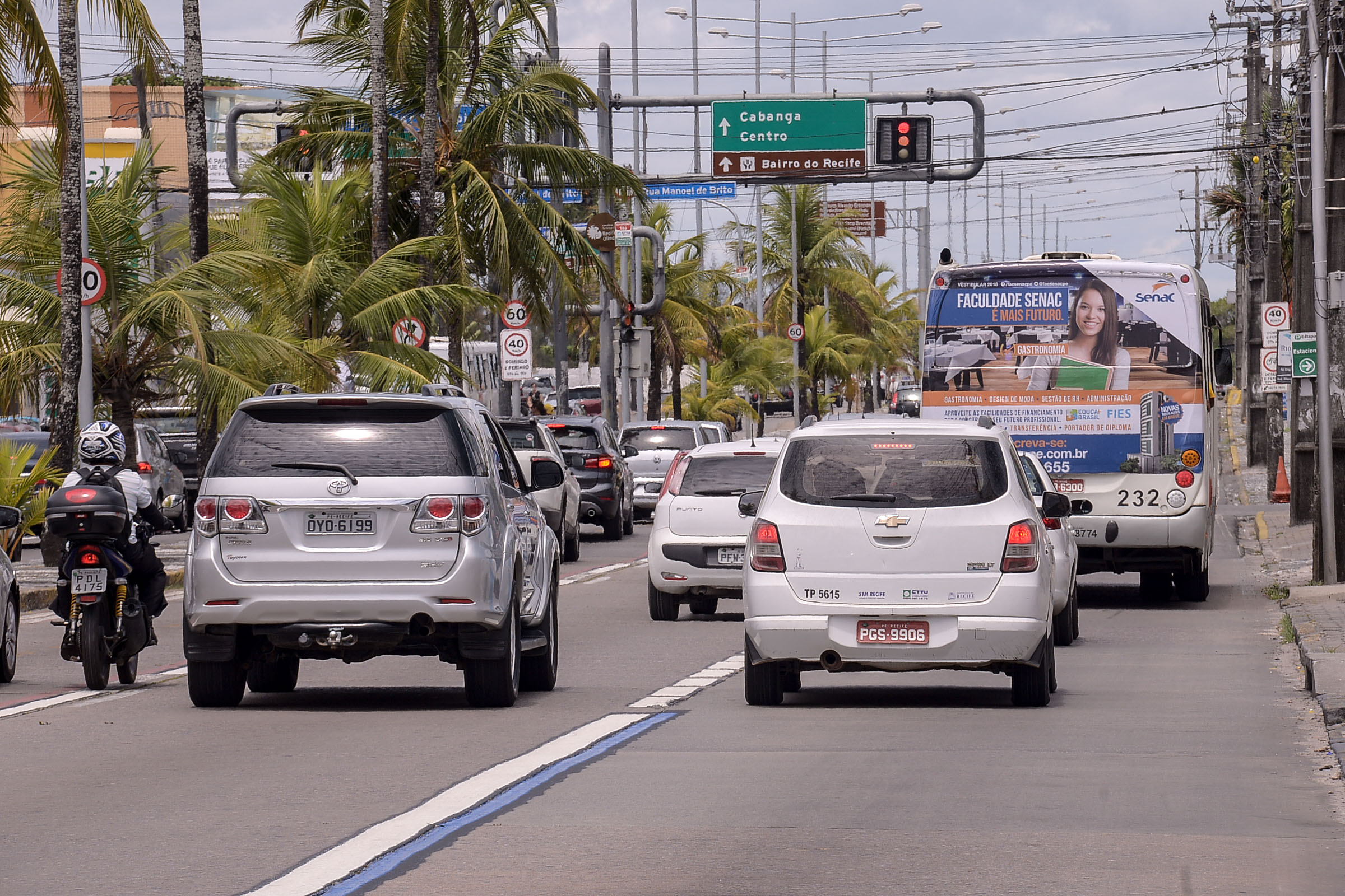 Nova faixa azul na Avenida Antônio de Góes garante prioridade ao transporte coletivo de passageiros