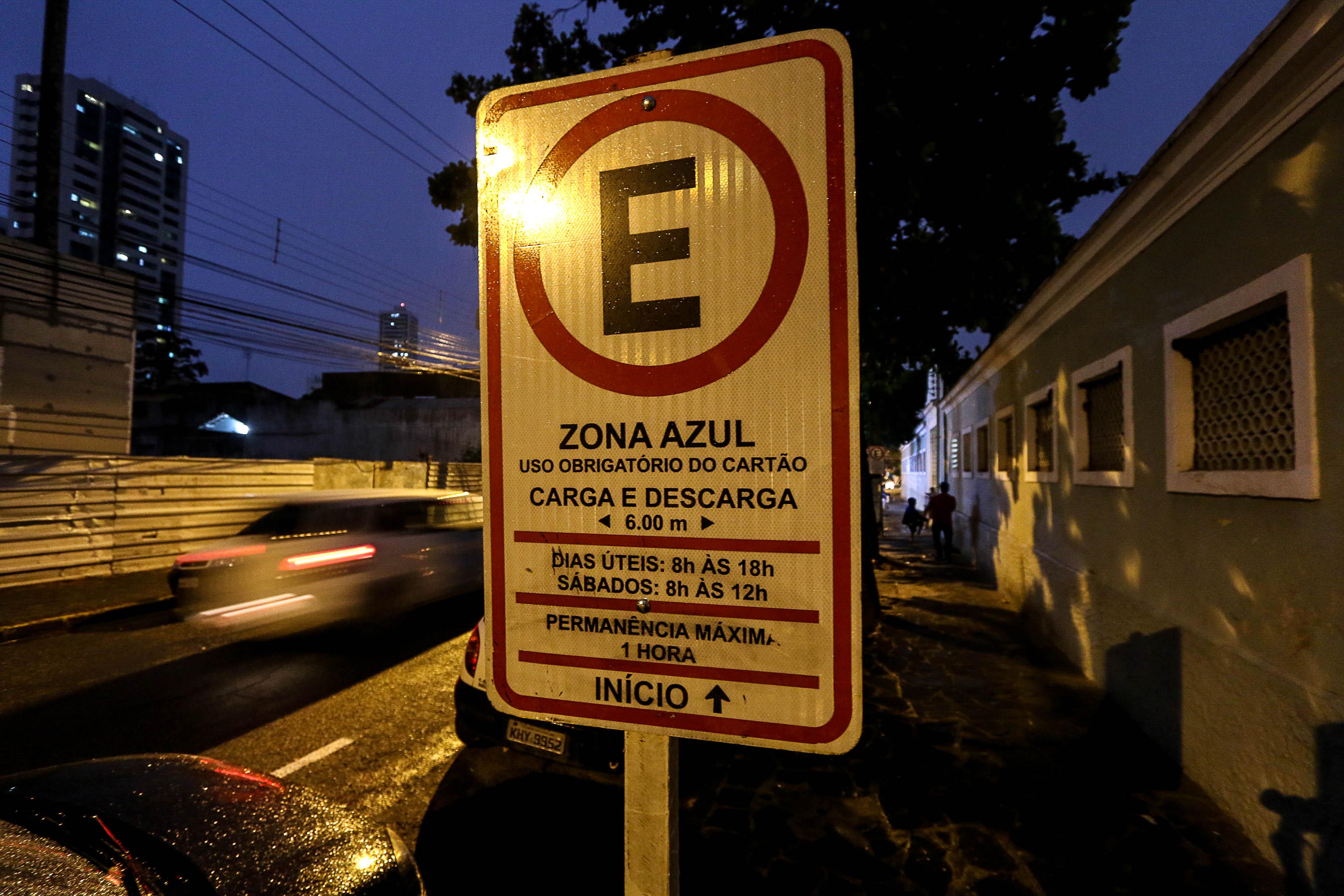 77 novas vagas de estacionamento rotativo estão sendo implantadas nos bairros do Recife, Santo Antônio e Boa Vista