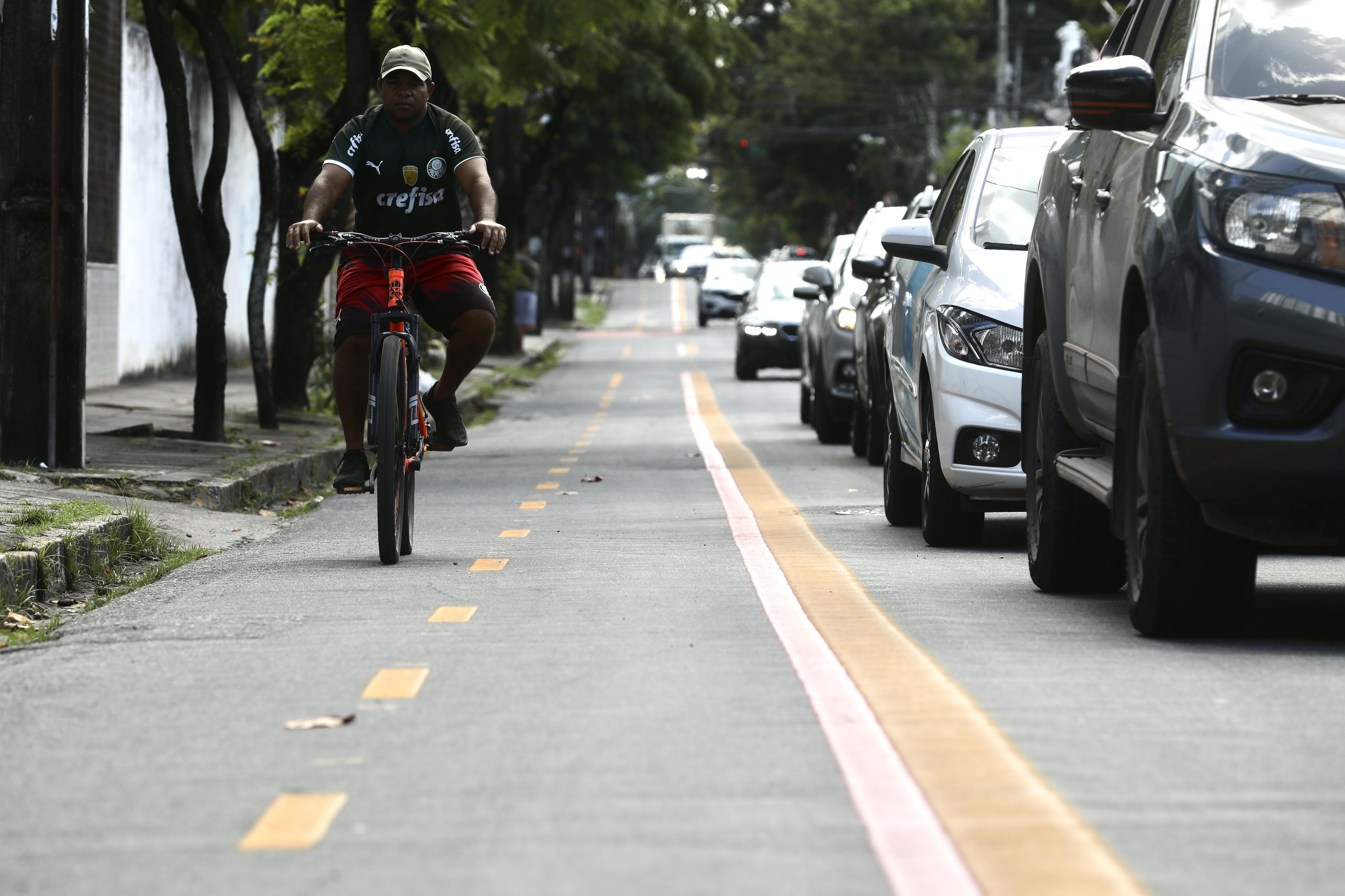 Prefeitura do Recife implanta nova ciclofaixa na Rua da Harmonia