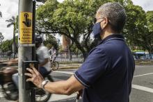 Recife implanta semáforo inovador para acessibilidade de pessoas cegas 