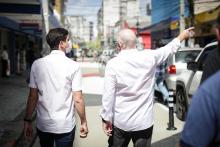 João Campos visita nova Rua da Palma com prioridade para pedestres
