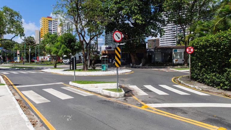 Prefeitura do Recife amplia segurança viária no bairro de Casa Forte com readequação geométrica